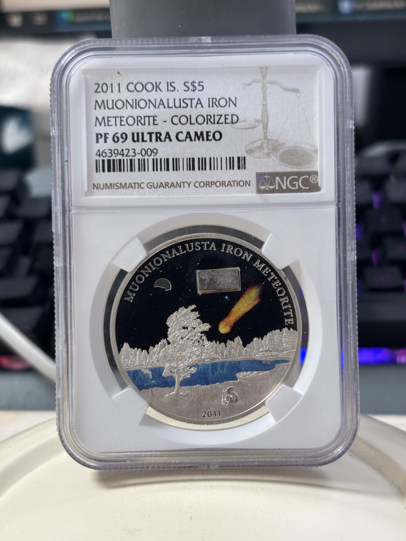第186期拍卖 库克2011年镶嵌摩尼欧纳路塔镍铁陨石纪念彩色银币NGC-PF69,925银，20克，发行2500枚