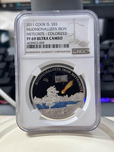 第186期拍卖 - 库克2011年镶嵌摩尼欧纳路塔镍铁陨石纪念彩色银币NGC-PF69,925银，20克，发行2500枚