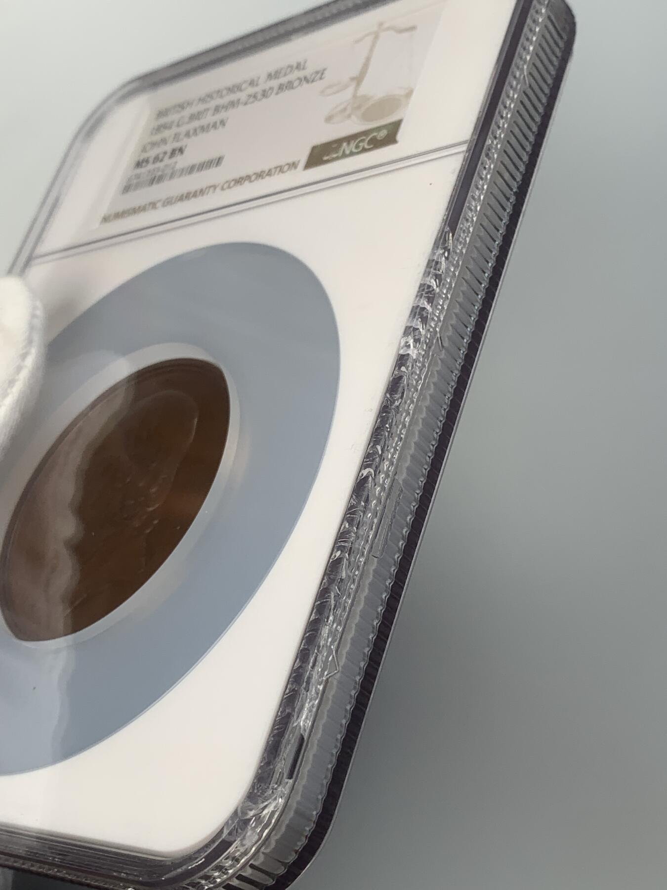 掌中浮雕-藏着的欧洲第046场 NGC MS62 : 1854年英国《伦敦艺术联盟》约翰. 弗拉克斯曼纪念铜章， 55mm ，评级盒子有破损（如图）