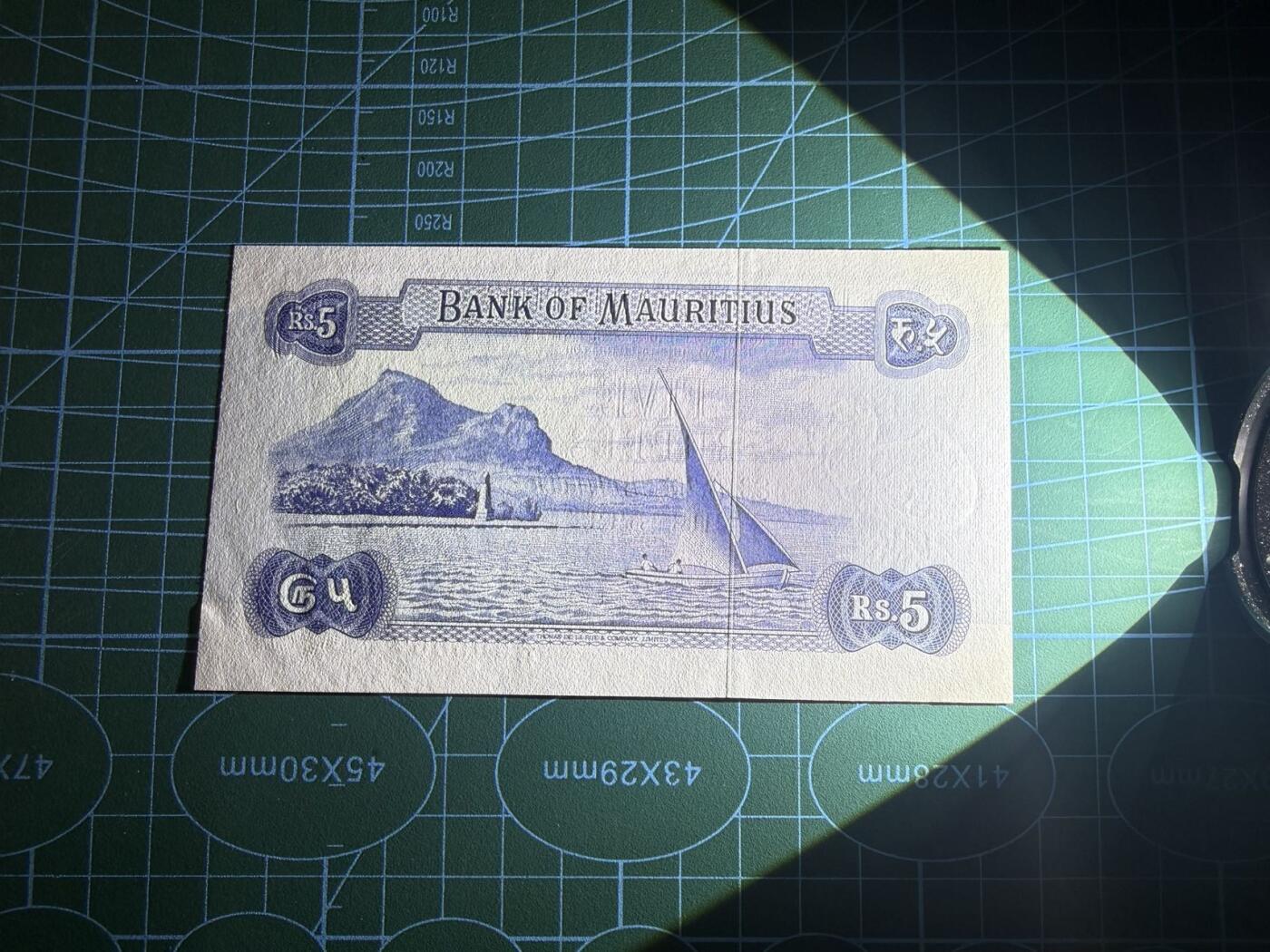 【炜奕收藏】，第五十三期 1967年毛里求斯5卢比，UNC-品相，边缘瑕疵，邮封拆出品相