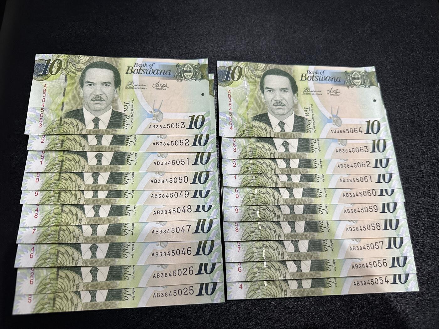 《外钞收藏家》第五百九十四期（畅拍场）（本平台长期征集拍品、欢迎藏友们联系合作） 博茨瓦纳10元 20张一起 部分连号 全新UNC