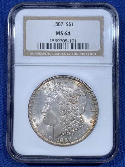 《竞宝斋》第448场 周日，周一，2场连拍 （全场包邮） - NGC MS64 美国1887年摩根一美元银币，淡金彩。
