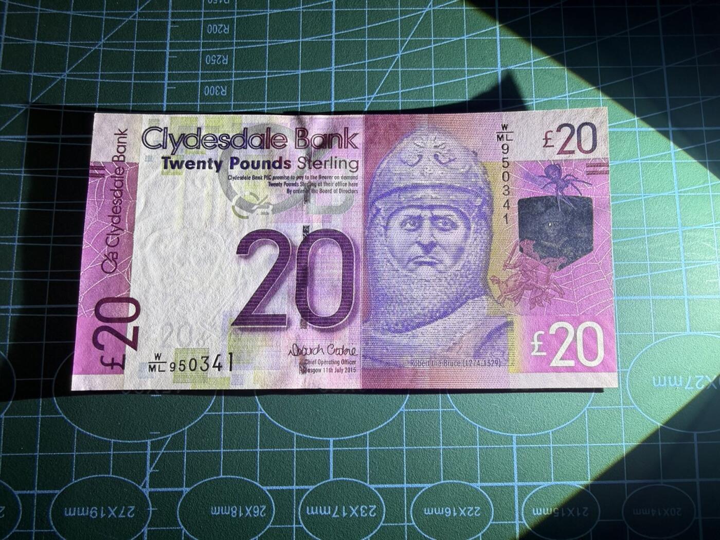【炜奕收藏】，第五十三期 2015年苏格兰克莱斯戴尔银行20镑，UNC-品相，有潮斑