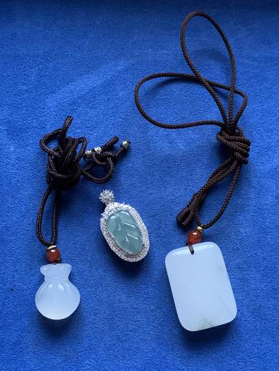 《竞宝斋》第448场 周日，周一，2场连拍 （全场包邮） - 三个一组 玉石翡翠挂件 细节见图 总重约 37克