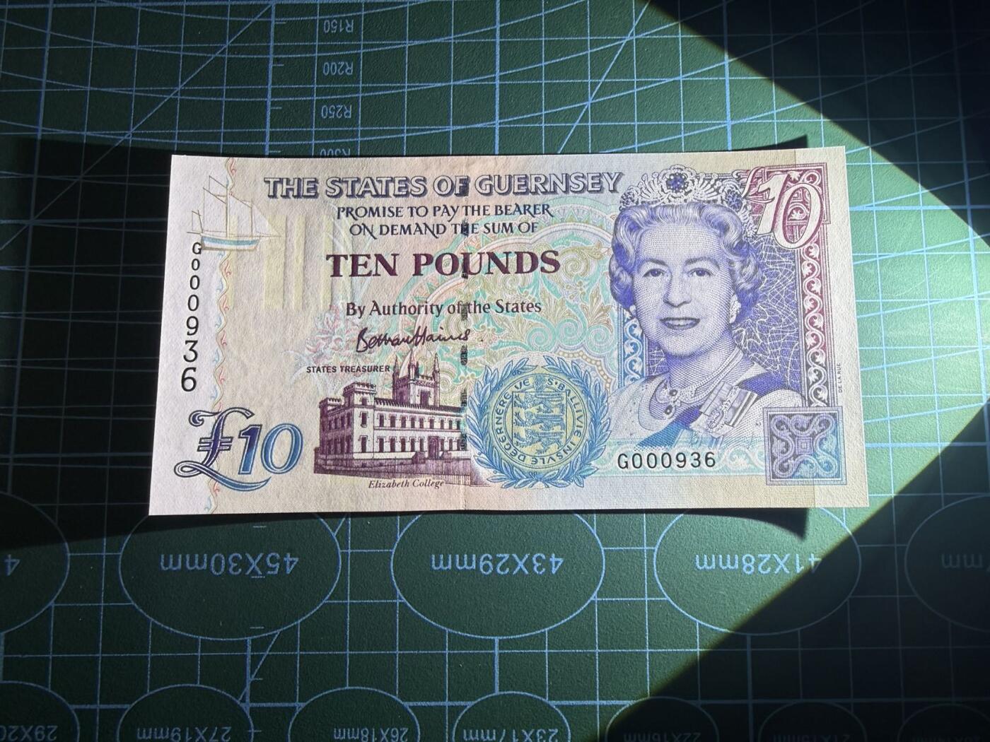 【炜奕收藏】，第五十三期 2015年根西岛10镑，UNC品相，号码无47百位号