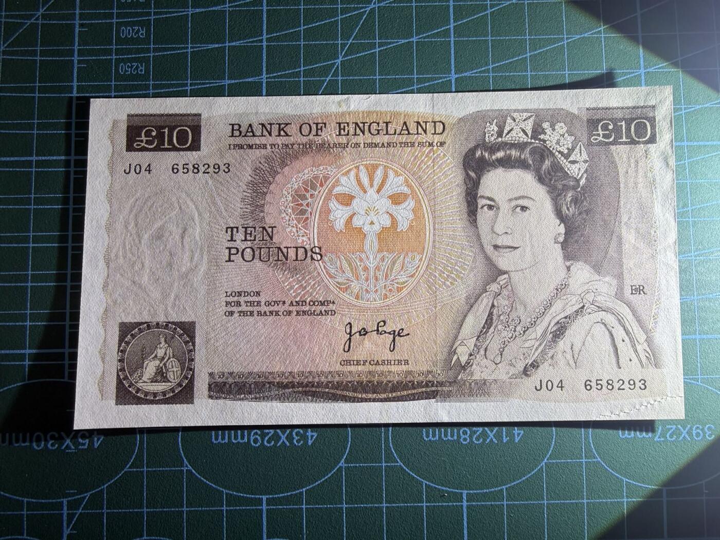 【炜奕收藏】，第五十三期 英国D序列10镑，UNC-品相，有压痕和轻微黄斑，双雕版