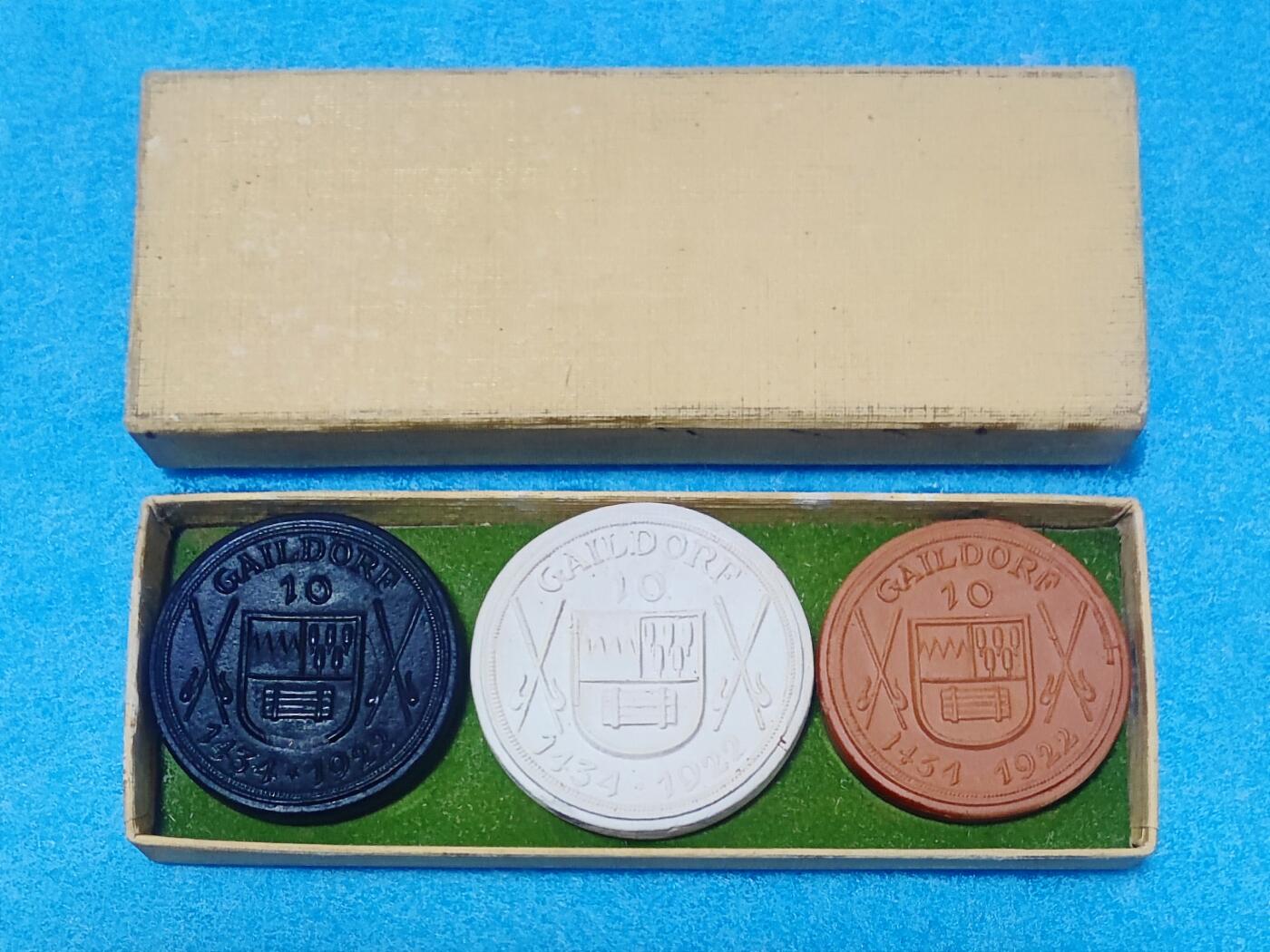 12月14日 🌏全球币章 珍品：1922年，德国，盖尔多夫10马克，陶瓷，紧急币，原盒3枚套，直径约40.5mm，41.5mm，43mm，重约：9g，10g，11g，全套综合近unc品相