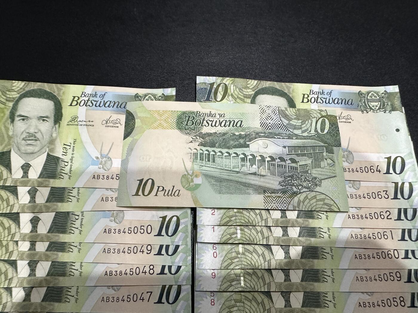 《外钞收藏家》第五百九十四期（畅拍场）（本平台长期征集拍品、欢迎藏友们联系合作） 博茨瓦纳10元 20张一起 部分连号 全新UNC