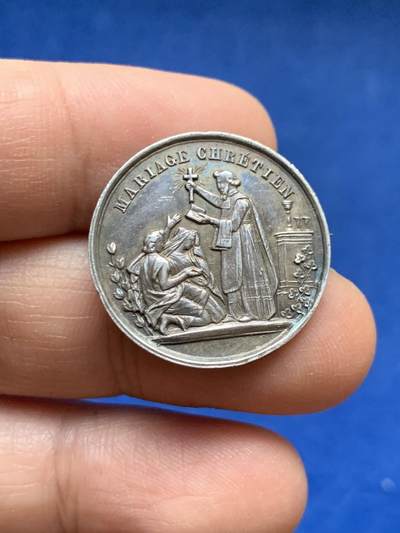 《竞宝斋》第448场 周日，周一，2场连拍 （全场包邮） - 法国婚礼银章 改装胸针 5.18克 23.8mm 手指银标