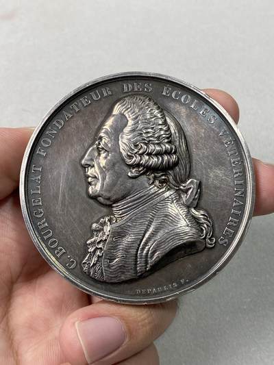 万国钱币拍卖第057期（万国冬季大拍） - 1894年法国里昂兽医学院创始人C.Bourgelat纪念大银章 大规格高浮雕 边缘磕碰 113.9g 63mm