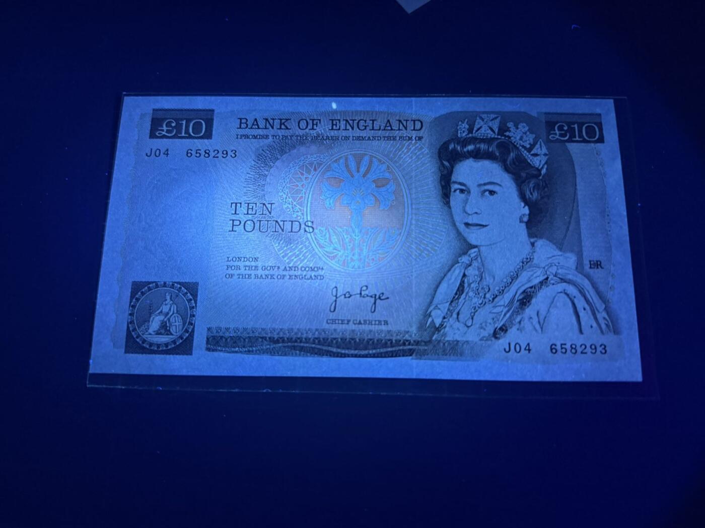 【炜奕收藏】，第五十三期 英国D序列10镑，UNC-品相，有压痕和轻微黄斑，双雕版