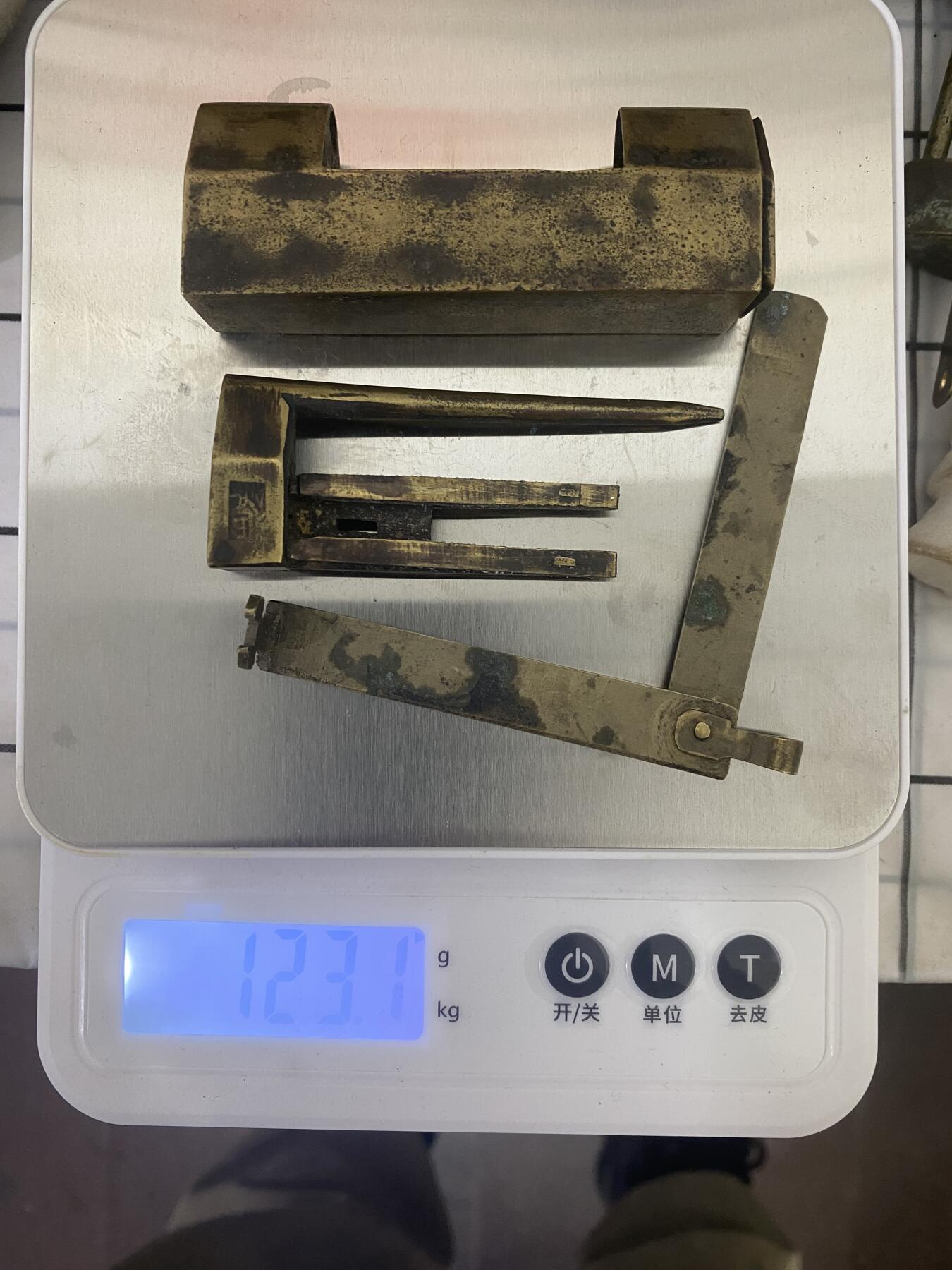 江南站杂件场 清代名家铜锁，钥匙原配带一个钥匙坯，可以打开，带款