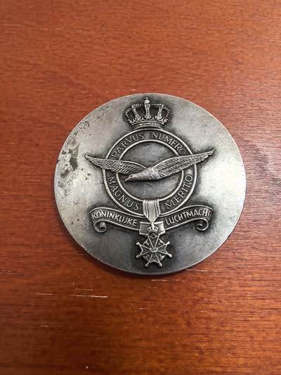 长老汇蛇年精选第八十二场拍卖 - 1973荷兰皇家空军金属章，上刻箴言“少言多做”，重54克，直径49.6MM，少见！