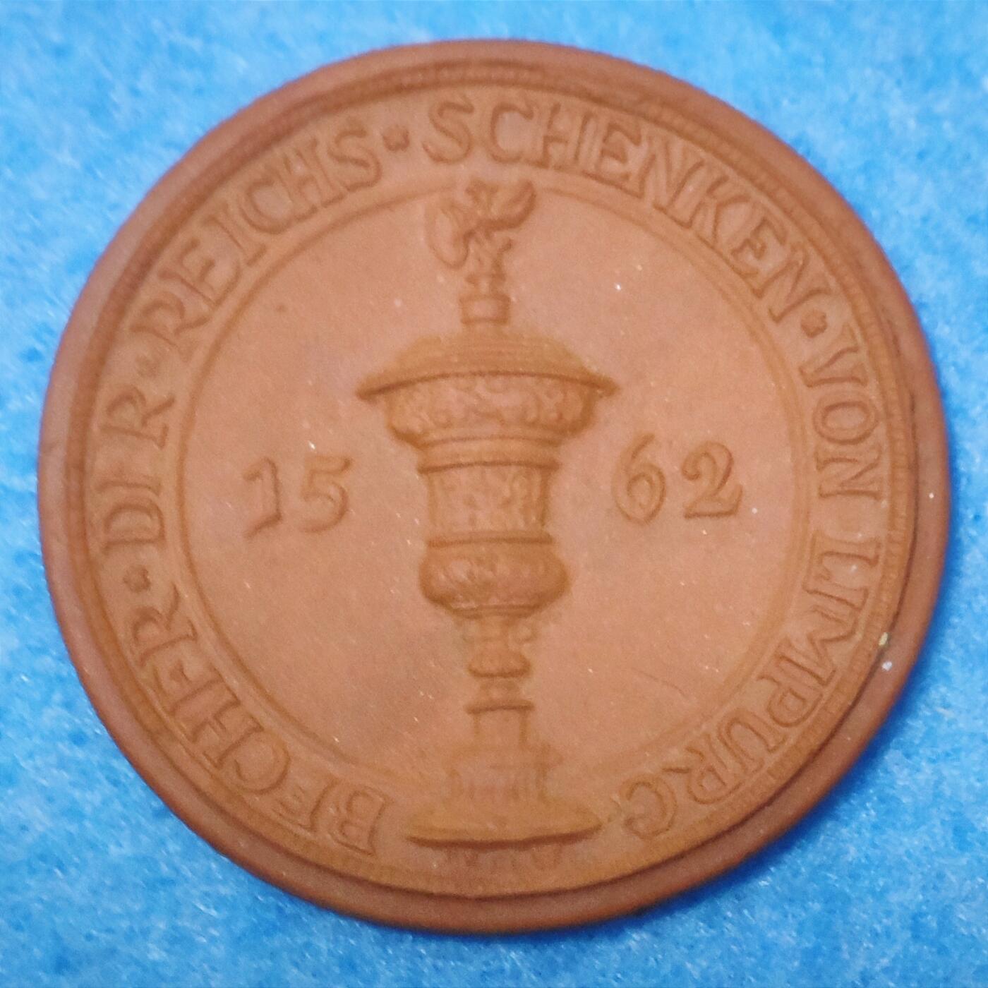 12月14日 🌏全球币章 珍品：1922年，德国，盖尔多夫10马克，陶瓷，紧急币，原盒3枚套，直径约40.5mm，41.5mm，43mm，重约：9g，10g，11g，全套综合近unc品相