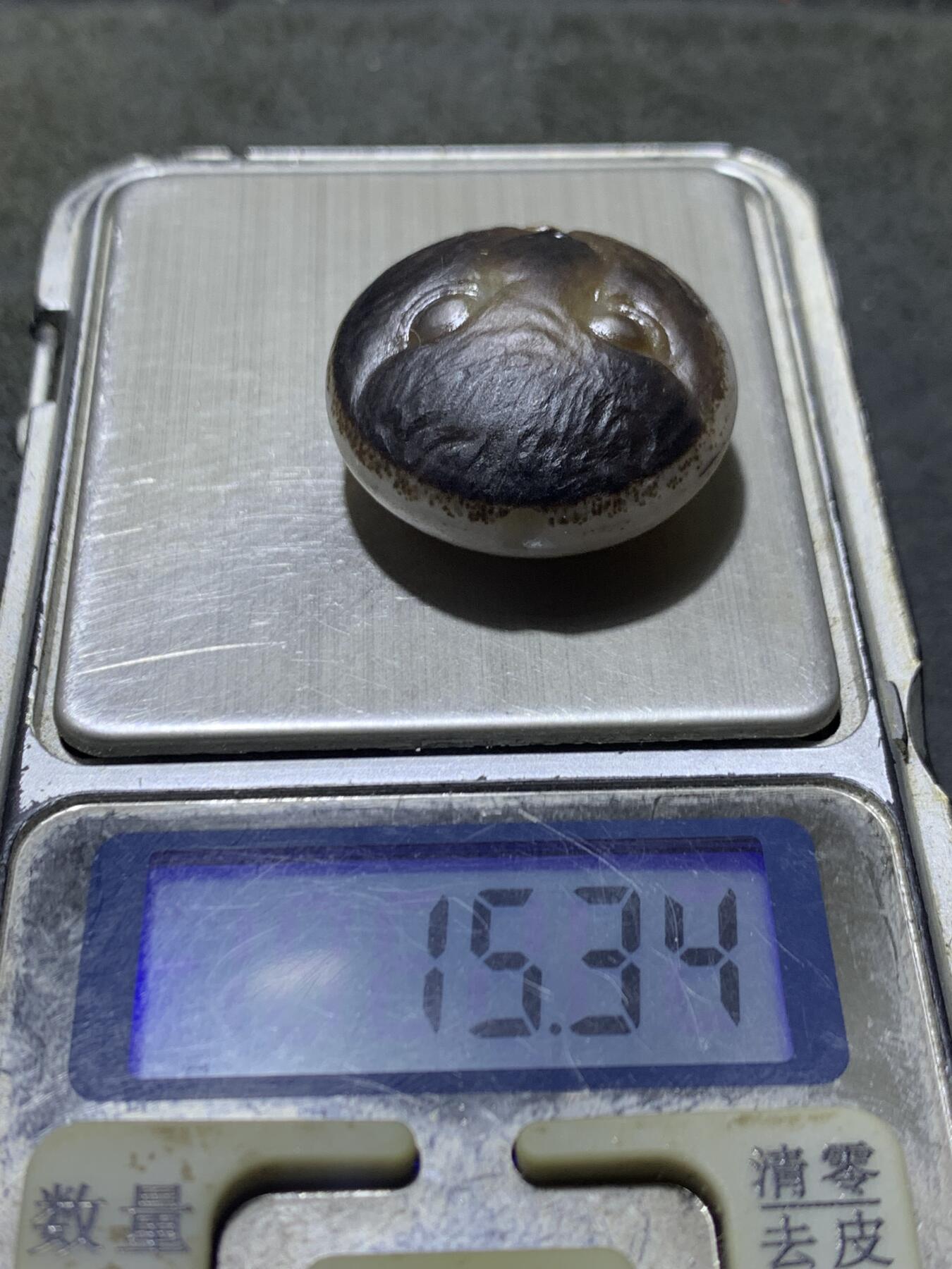 精品亚光药师玛瑙手工雕刻虎首板珠（背云）一颗。