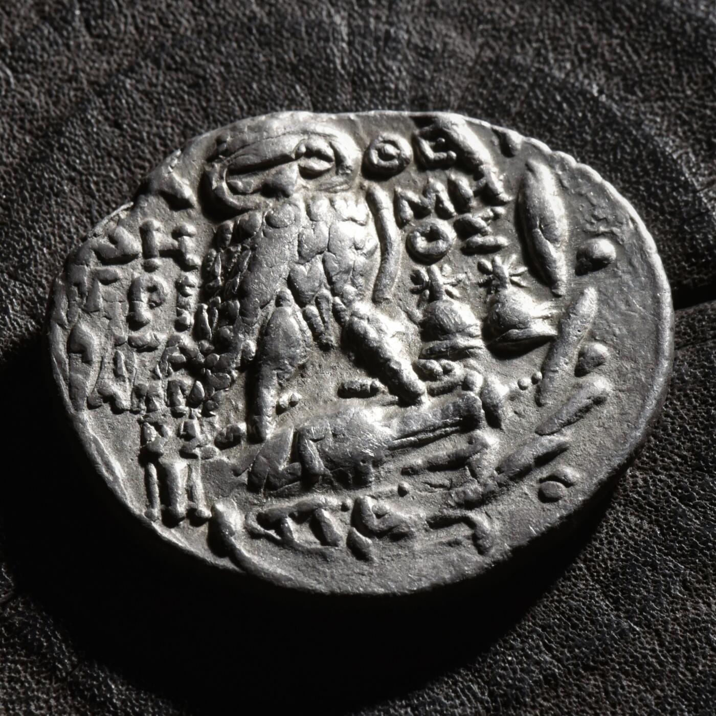 【良泉】【元旦直播场】1月1日晚19.30点开拍！208组西方古代钱币、日本朝鲜花钱 【藏家出品A】古希腊，雅典城，猫头鹰“新式”四德拉克马！正面为戴阿提卡头盔的雅典娜，背面为猫头鹰和执政官名号，右侧有双子座的帽子，非常罕见的一个版别，打制也非常漂亮！16.48克