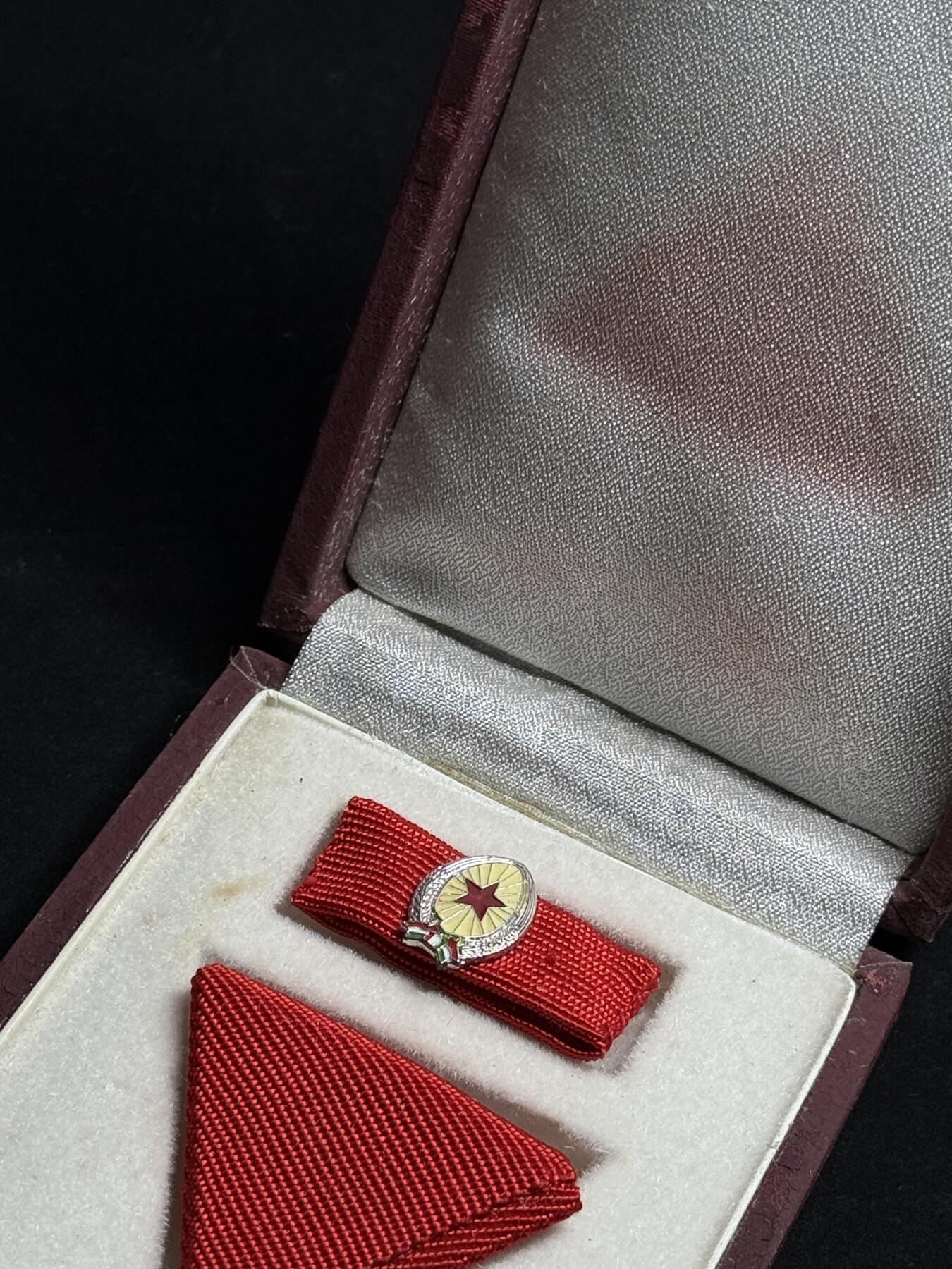 欢庆元旦！戎马世界章牌大赏第109期元旦大拍 匈牙利银级劳动勋章，盒略齐全，盒子表面有破损