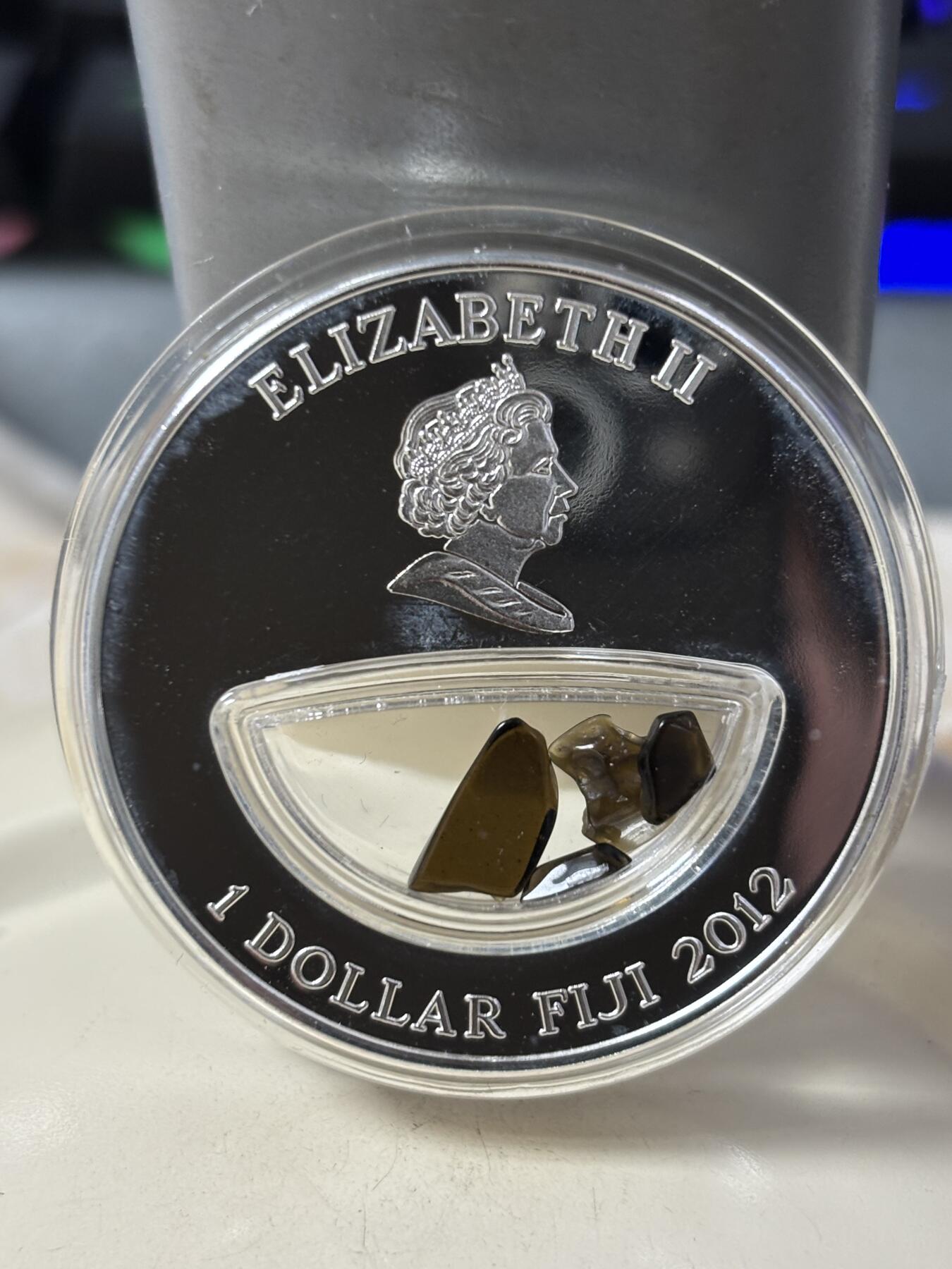 第186期拍卖 斐济2012年世界陨石系列镶嵌新天鹅堡陨石彩银币，999银，20克，发行999枚