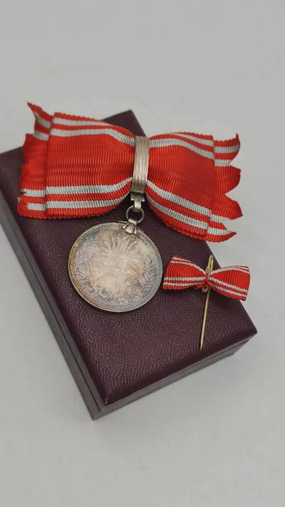 明治赤十字会员章 女版银章带原盒古董银质纪念章古董徽章勋章有功章 - 明治赤十字会员章 女版银章带原盒古董银质纪念章古董徽章勋章有功章