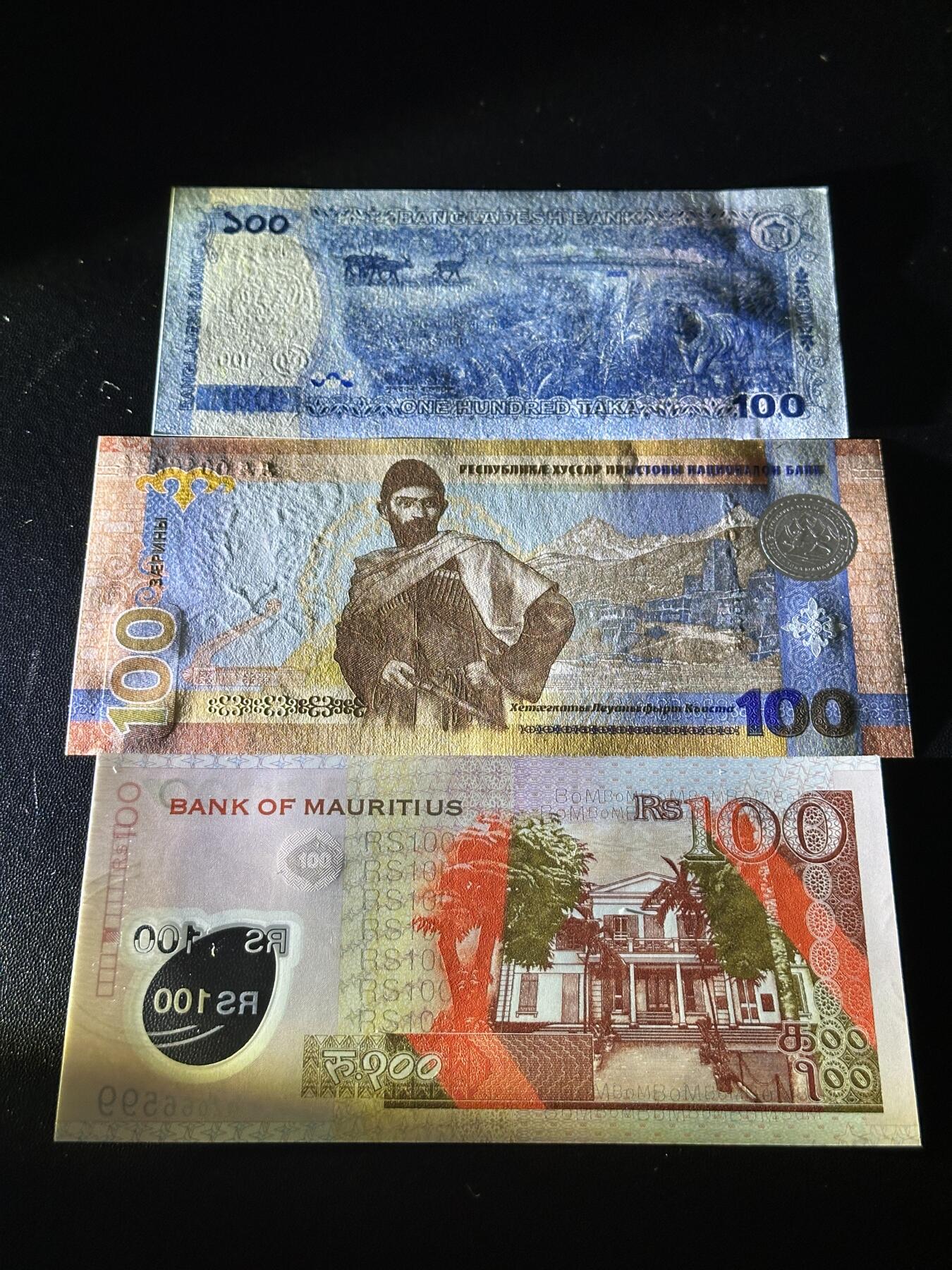 《外钞收藏家》第五百九十四期（畅拍场）（本平台长期征集拍品、欢迎藏友们联系合作） 2025年孟加拉100塔卡 首冠 倒置号+南澳赛共和国100 AA冠 无47靓号+补号毛里求斯100 无47靓号 都是全新绝品