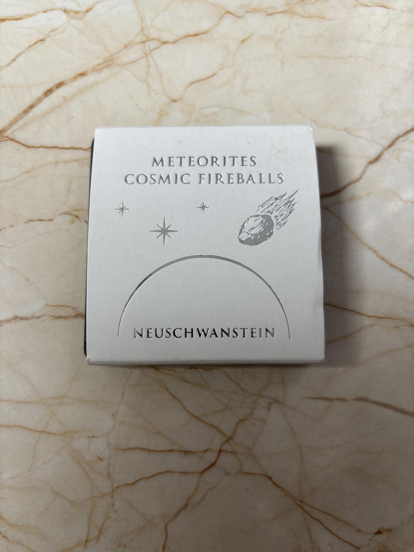 第186期拍卖 斐济2012年世界陨石系列镶嵌新天鹅堡陨石彩银币，999银，20克，发行999枚