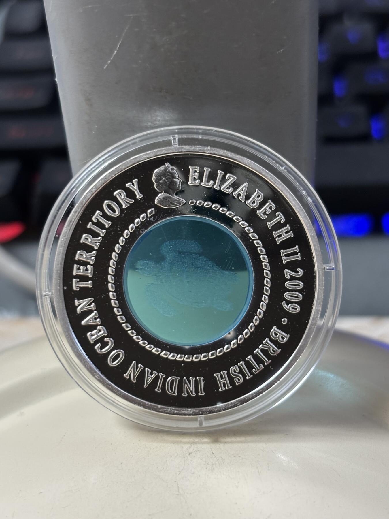 第186期拍卖 双获奖币英属印度洋领地2009年海龟水晶镶嵌银币，925银+水晶，23.45克，发行量5000枚，获世界最美25种钱币之一和克劳斯最佳创意币大奖！