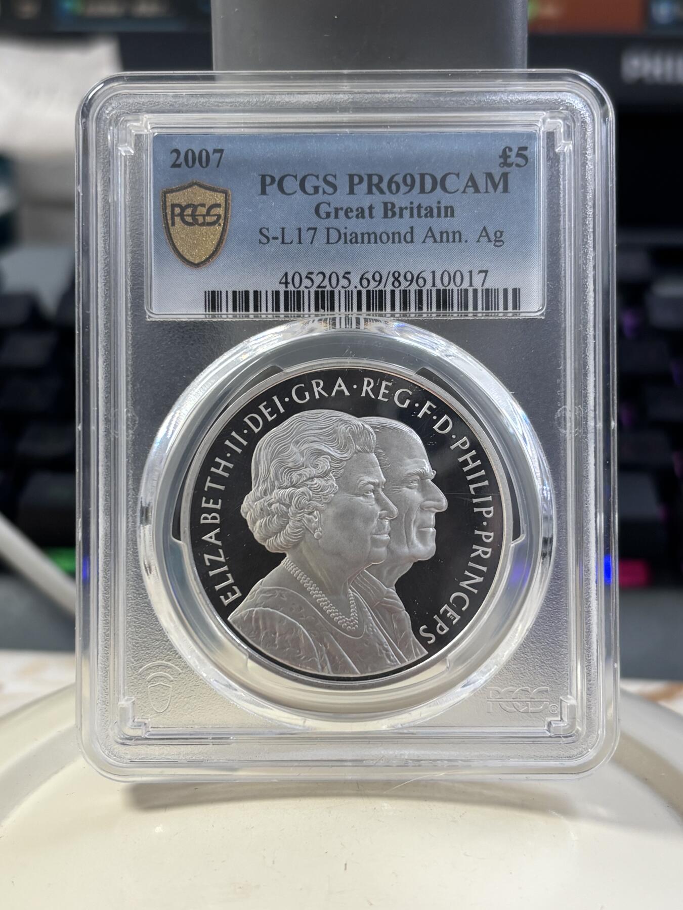 第185期拍卖 英国2007年5英镑精制银币 女王钻石婚 28.28克925银 PCGS PR69DCAM 亚军分更高评级5枚，评级盒有个破口