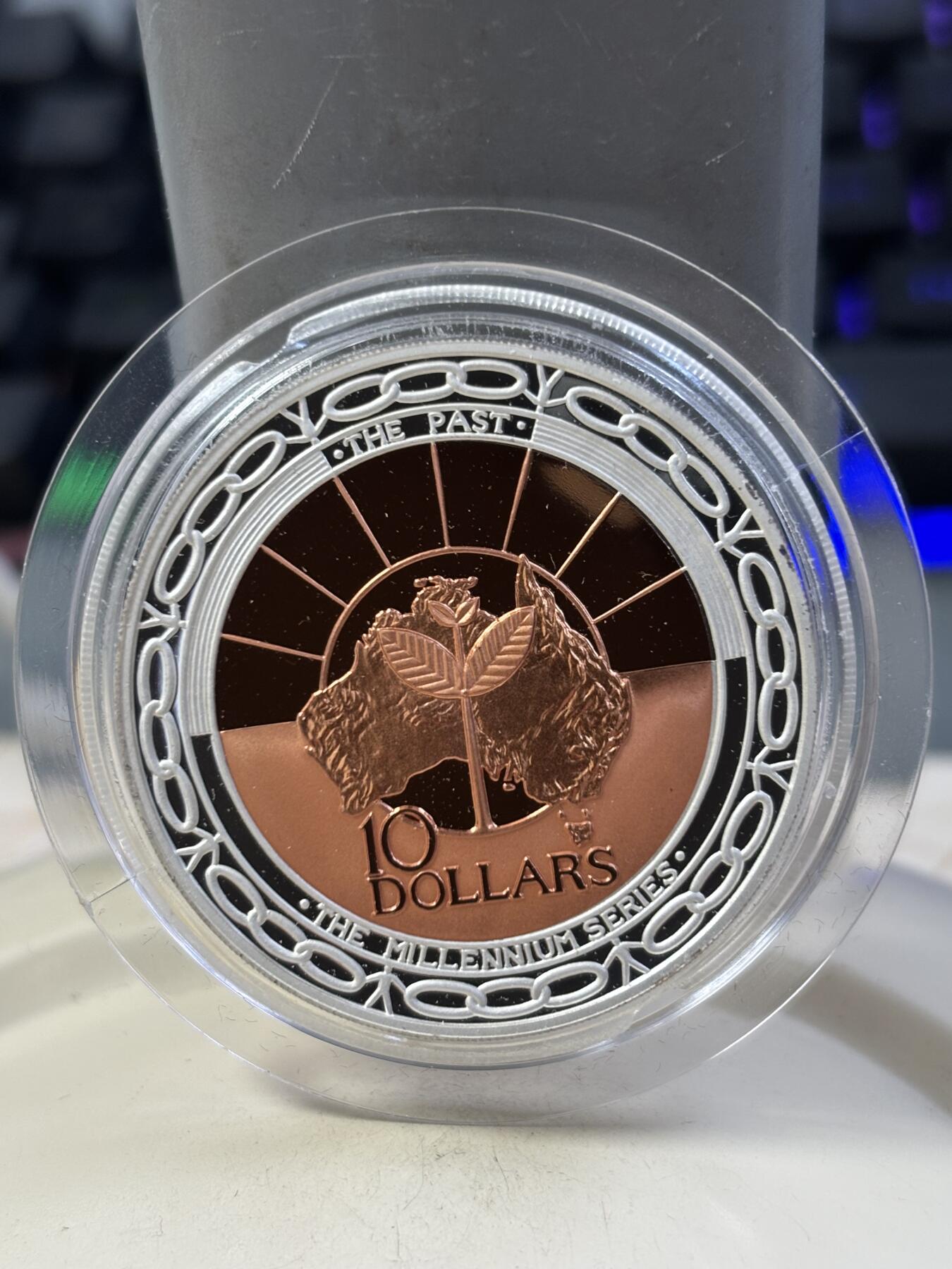 第185期拍卖 澳大利亚1999年10元精制双金属银币 千禧年系列-过去 内芯铜 外圈999银 33.6克 发行量：2万 盒证全