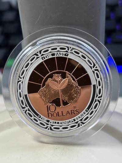 第185期拍卖 - 澳大利亚1999年10元精制双金属银币 千禧年系列-过去 内芯铜 外圈999银 33.6克 发行量：2万 盒证全