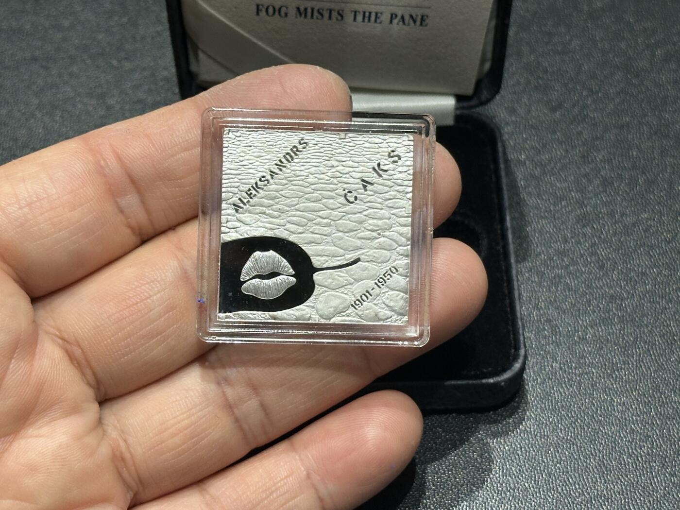 《外钞收藏家》第五百九十四期（畅拍场）（本平台长期征集拍品、欢迎藏友们联系合作） 获奖币 拉脱维亚2011年诗人萨克斯蒙着雾的窗精制纪念银币 带盒证