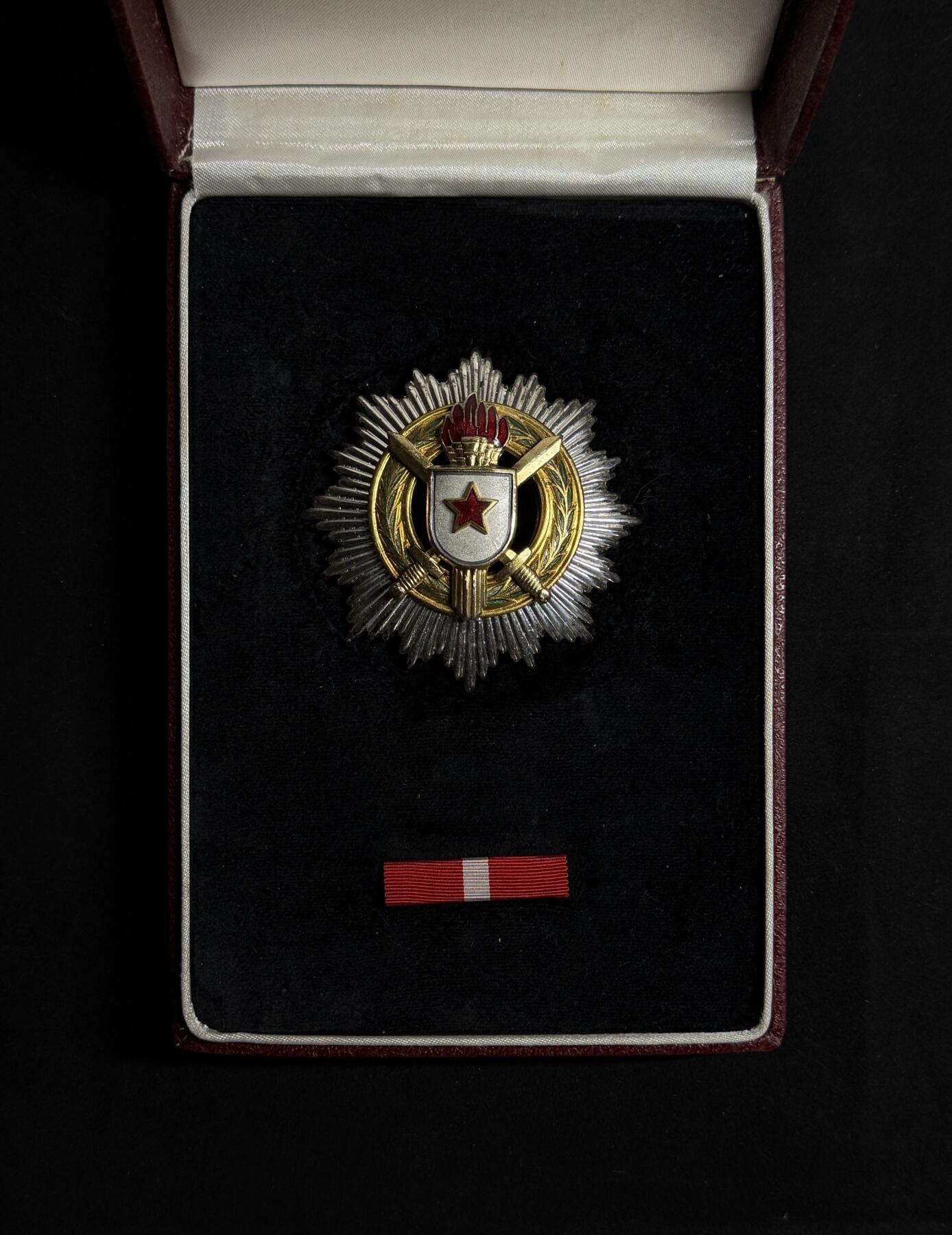 欢庆元旦！戎马世界章牌大赏第109期元旦大拍 南斯拉夫一级军事功勋勋章，盒略齐全