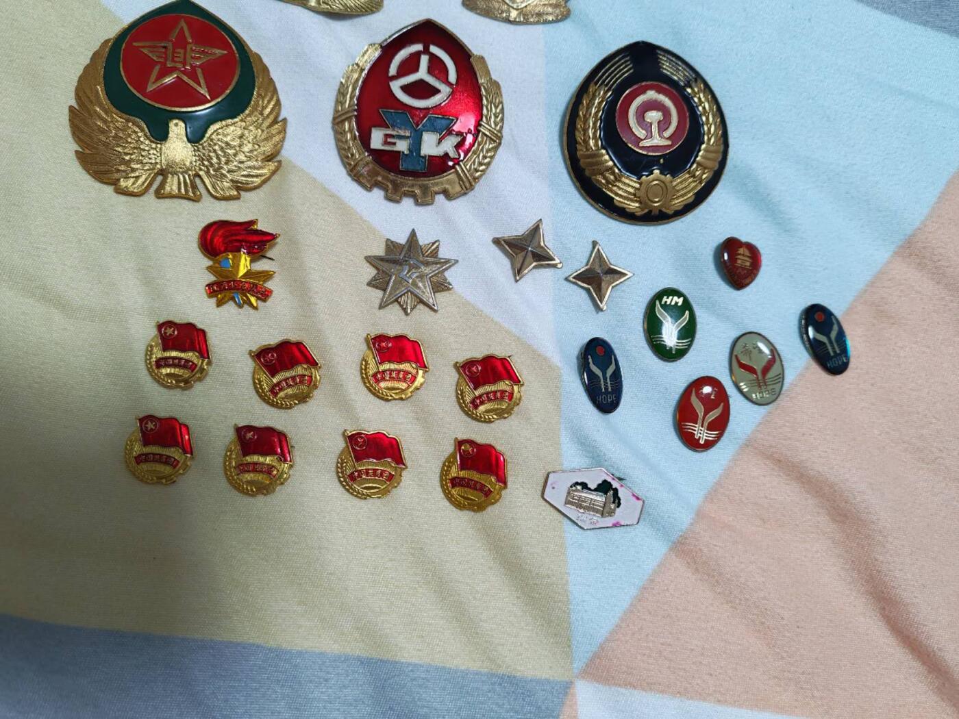 自己多年以前收集的一堆杂七杂八老徽章，有点年味！速速捡漏！