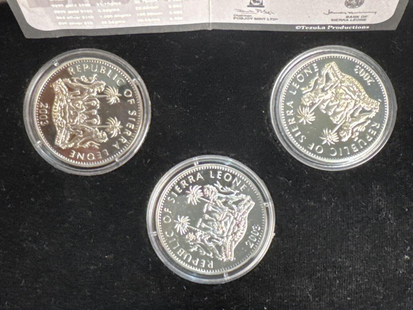 ❤️【币观天下】❤️ 第335期钱币拍卖- 2025.12.19周五晚上6点半场-长期征集拍品 稀有品种英国普乔伊造币厂原盒原证塞拉利昂2003年铁臂阿童木彩色精制银币全套3枚925银28.28克直径38.6毫米