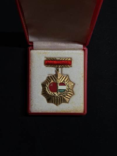 欢庆元旦！戎马世界章牌大赏第109期元旦大拍 - 匈牙利苏联友谊证章，带盒