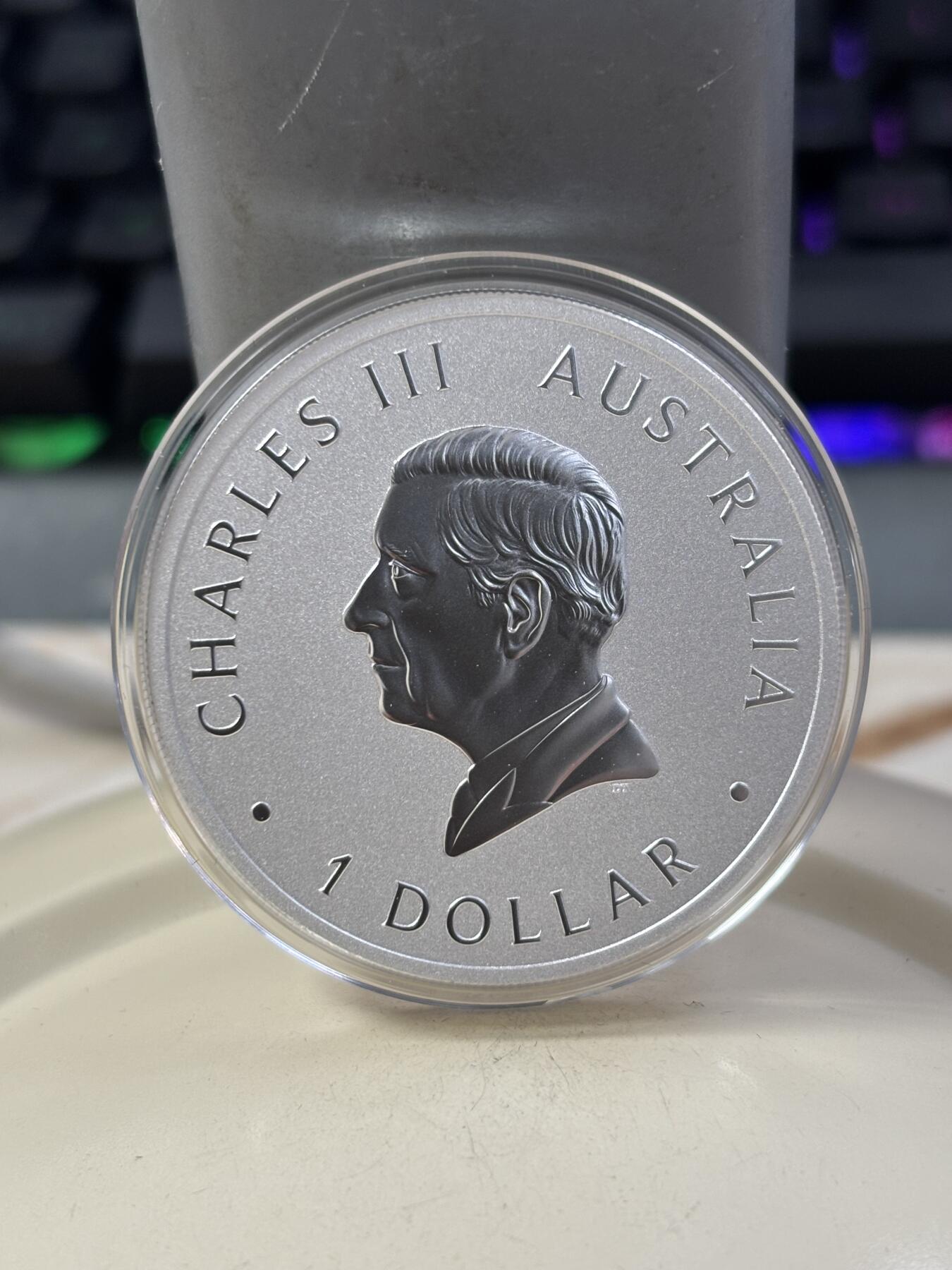 第185期拍卖 澳大利亚2025年1元普制银币 考拉带彩色熊猫私印(北京国际币展） 1盎司999银 发行量：2500 卡装