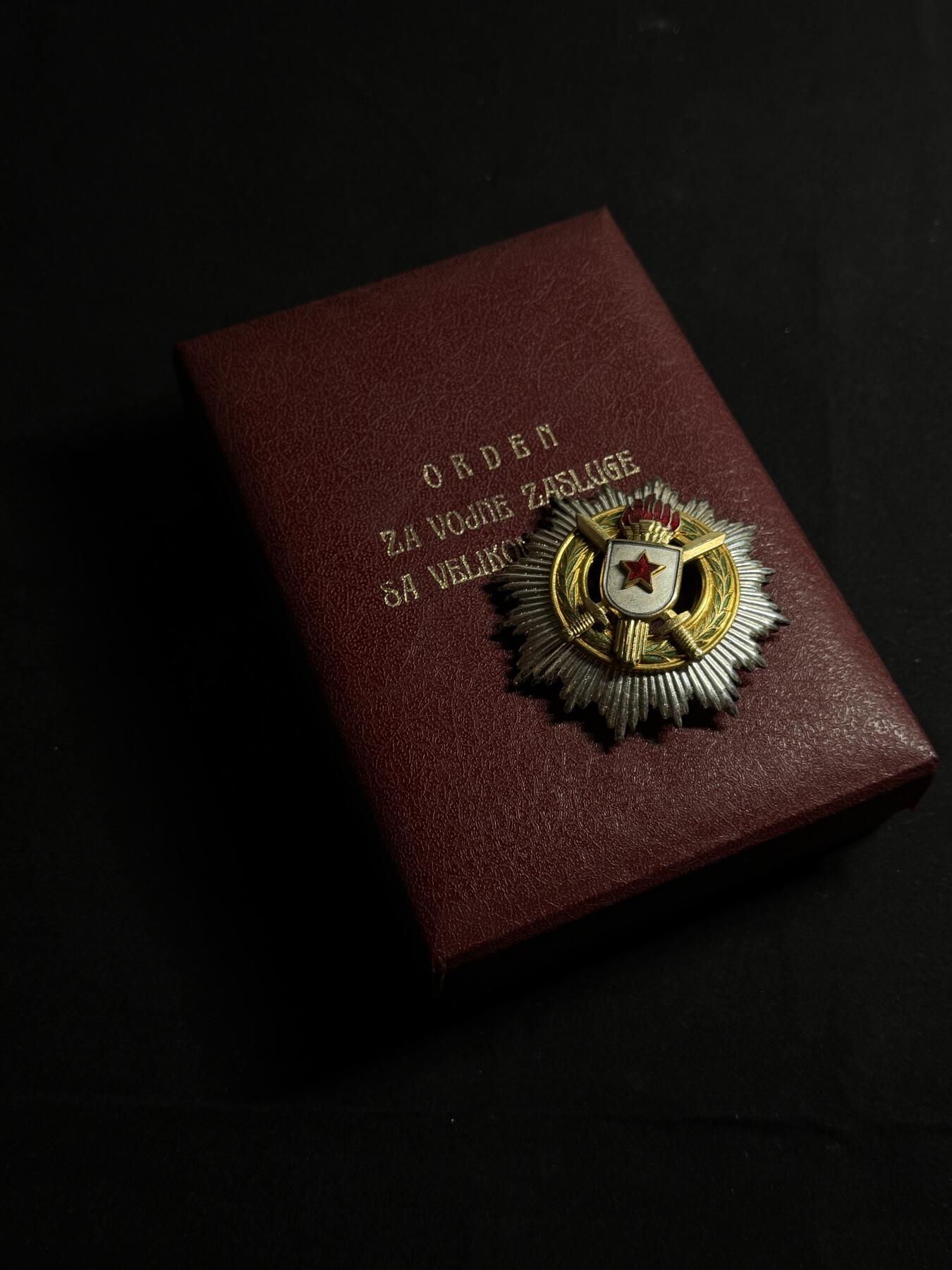 欢庆元旦！戎马世界章牌大赏第109期元旦大拍 南斯拉夫一级军事功勋勋章，盒略齐全