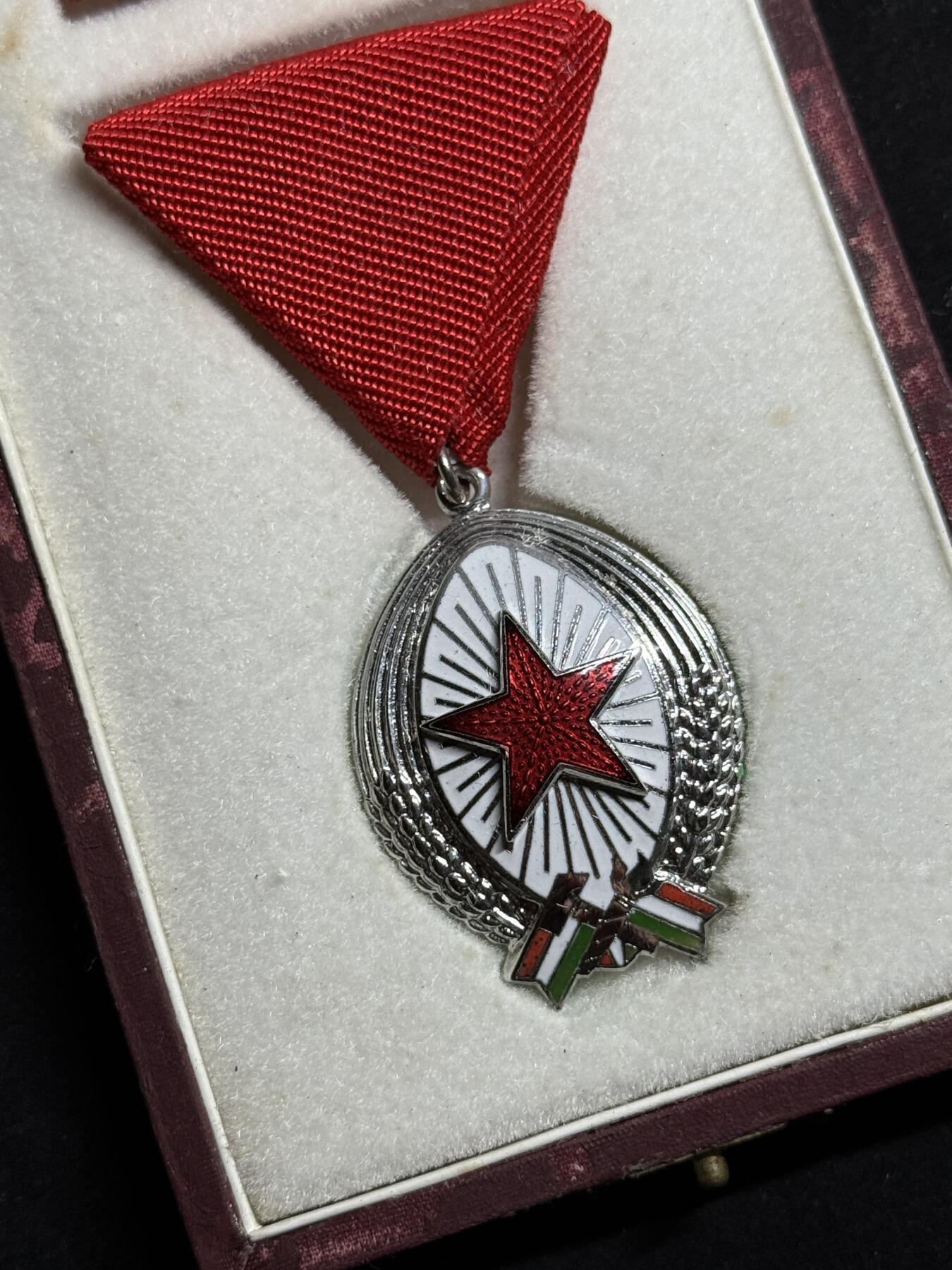 欢庆元旦！戎马世界章牌大赏第109期元旦大拍 匈牙利银级劳动勋章，盒略齐全，盒子表面有破损
