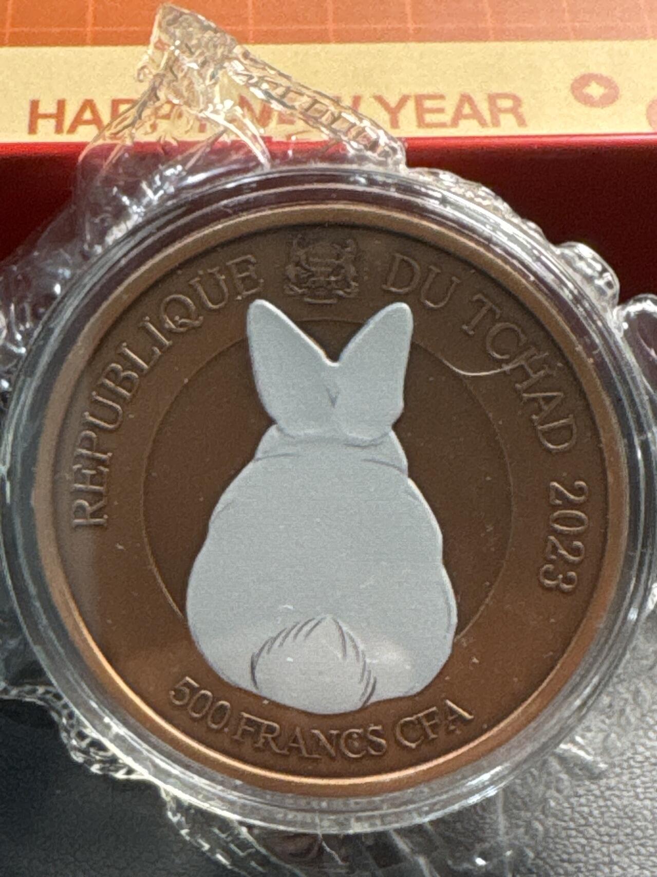 ❤️【币观天下】❤️ 第335期钱币拍卖- 2025.12.19周五晚上6点半场-长期征集拍品 原厂礼盒包装乍得2023年紫器东来生肖兔年镶嵌瓷器小兔直径40毫米仿古高浮雕铜币