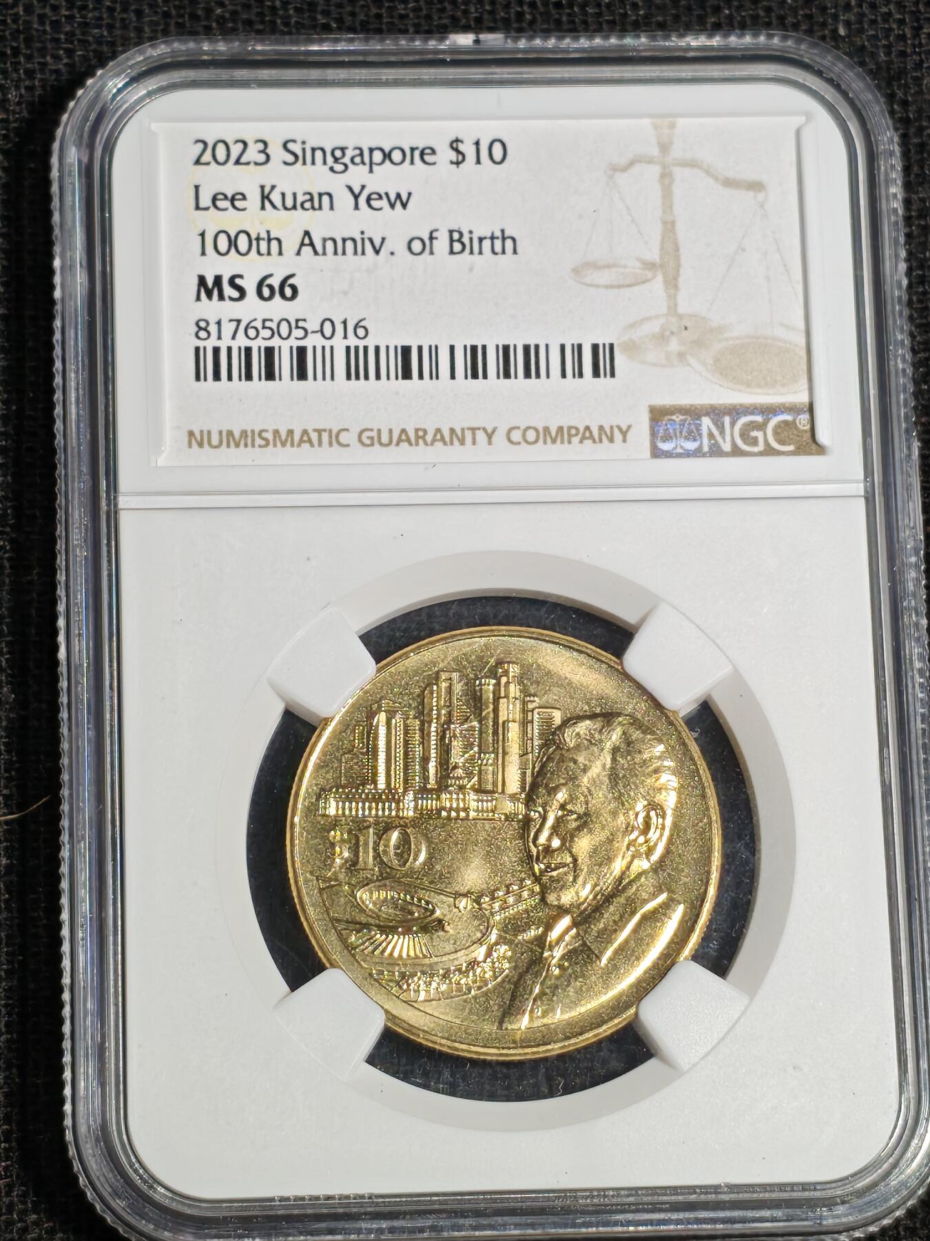 刘世昌艺术品销售中心～虎踞龙蟠*金杨在线联拍群第512期 新加坡2023年10元纪念币（NGC  MS66  串号：8176505-016）1枚。