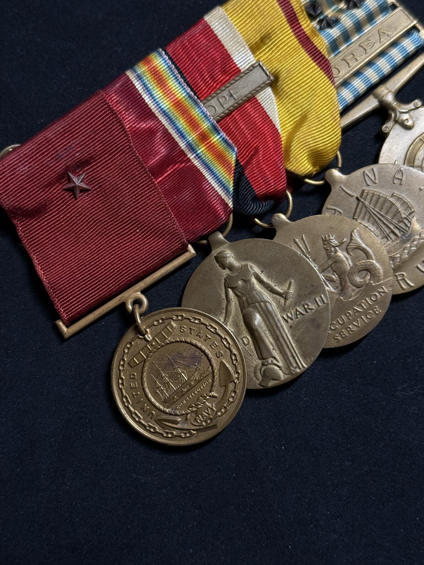 欢庆元旦！戎马世界章牌大赏第109期元旦大拍 美国海军联排与勋略布条，得主Jesus Palma曾于1948年起在俄勒冈城级重巡洋舰罗彻斯特号上服役，其服役期间在罗切斯特号上参与了掩护仁川登陆的炮击行动，后转至小鹰级航母美国号上服役