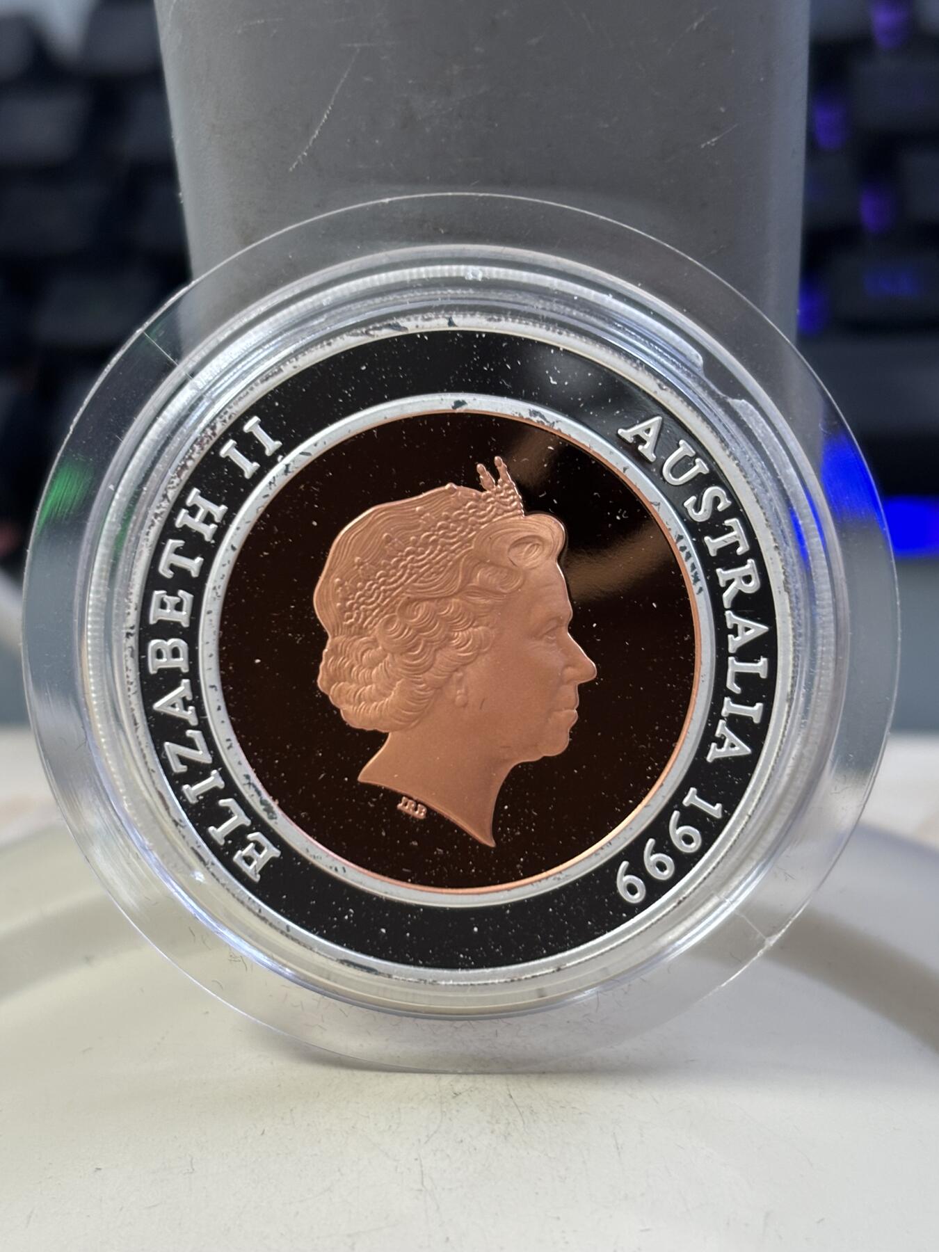 第185期拍卖 澳大利亚1999年10元精制双金属银币 千禧年系列-过去 内芯铜 外圈999银 33.6克 发行量：2万 盒证全