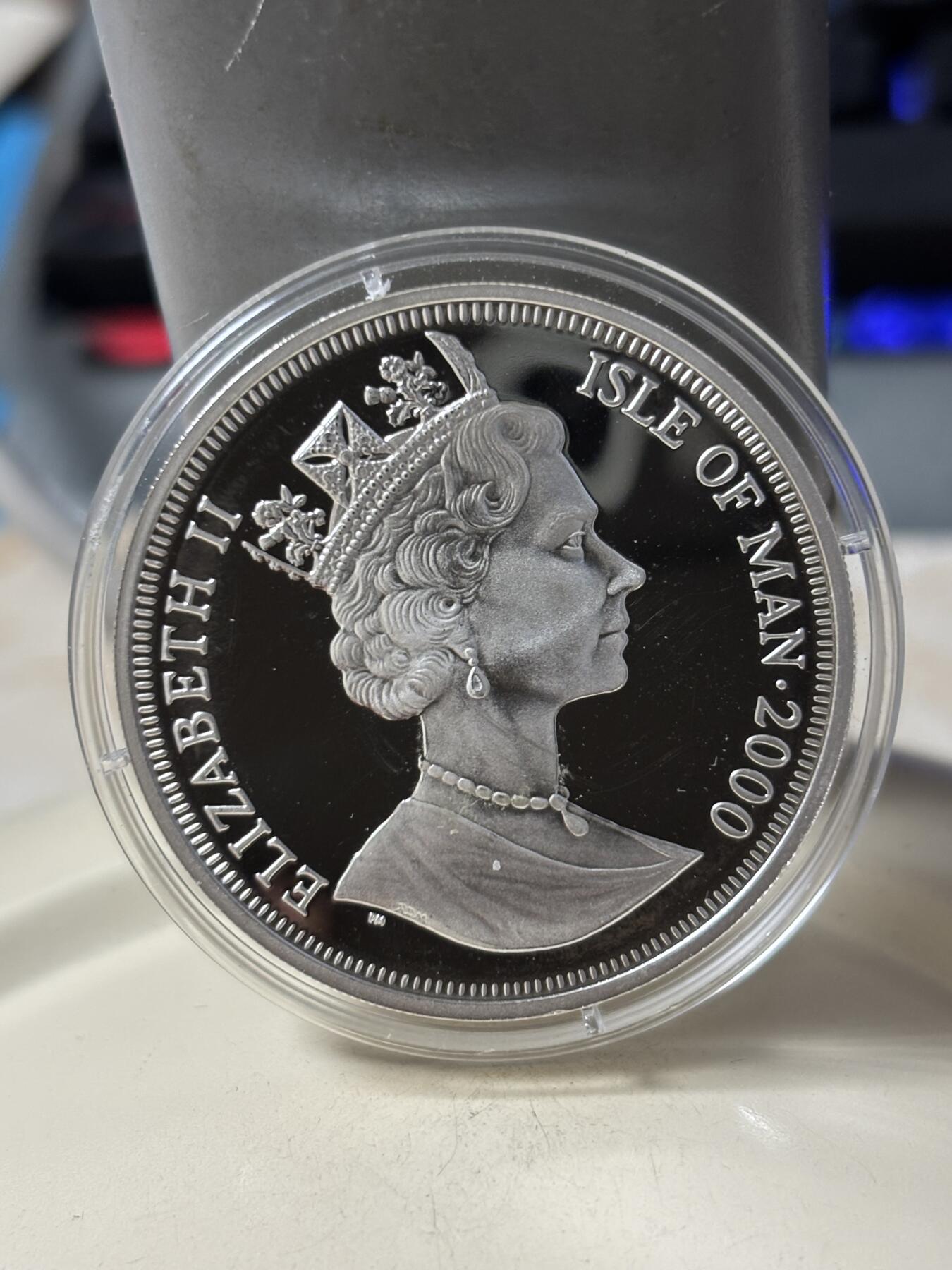 第186期拍卖 英属马恩岛2000年千禧年系列时钟镀铜精制纪念银币，925银，28.28克，发行10000枚，有丝痕