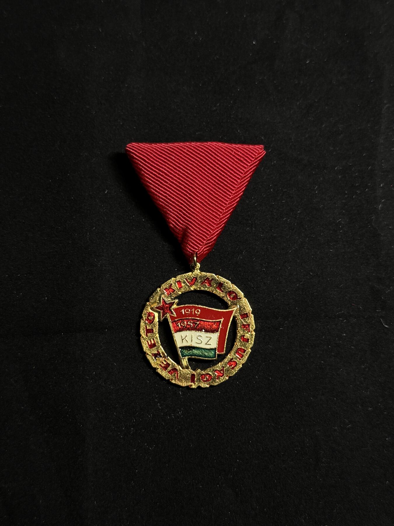 欢庆元旦！戎马世界章牌大赏第109期元旦大拍 匈牙利优秀青年领袖奖章