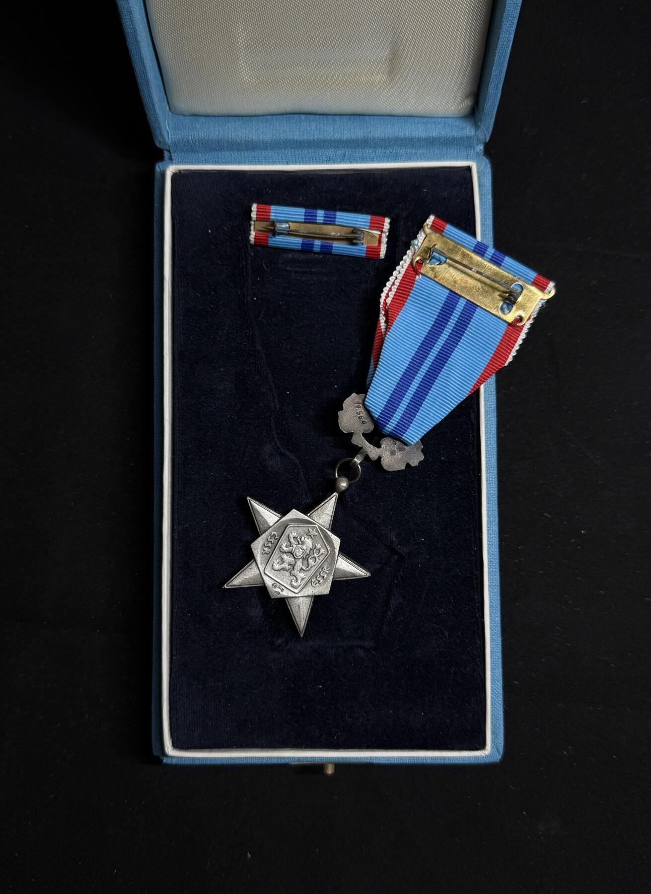 欢庆元旦！戎马世界章牌大赏第109期元旦大拍 捷克斯洛伐克劳动红星勋章，盒略齐全，银制，冷珐琅版