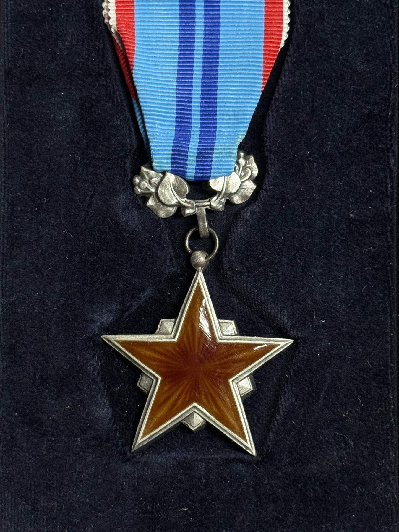 欢庆元旦！戎马世界章牌大赏第109期元旦大拍 捷克斯洛伐克劳动红星勋章，盒略齐全，银制，冷珐琅版