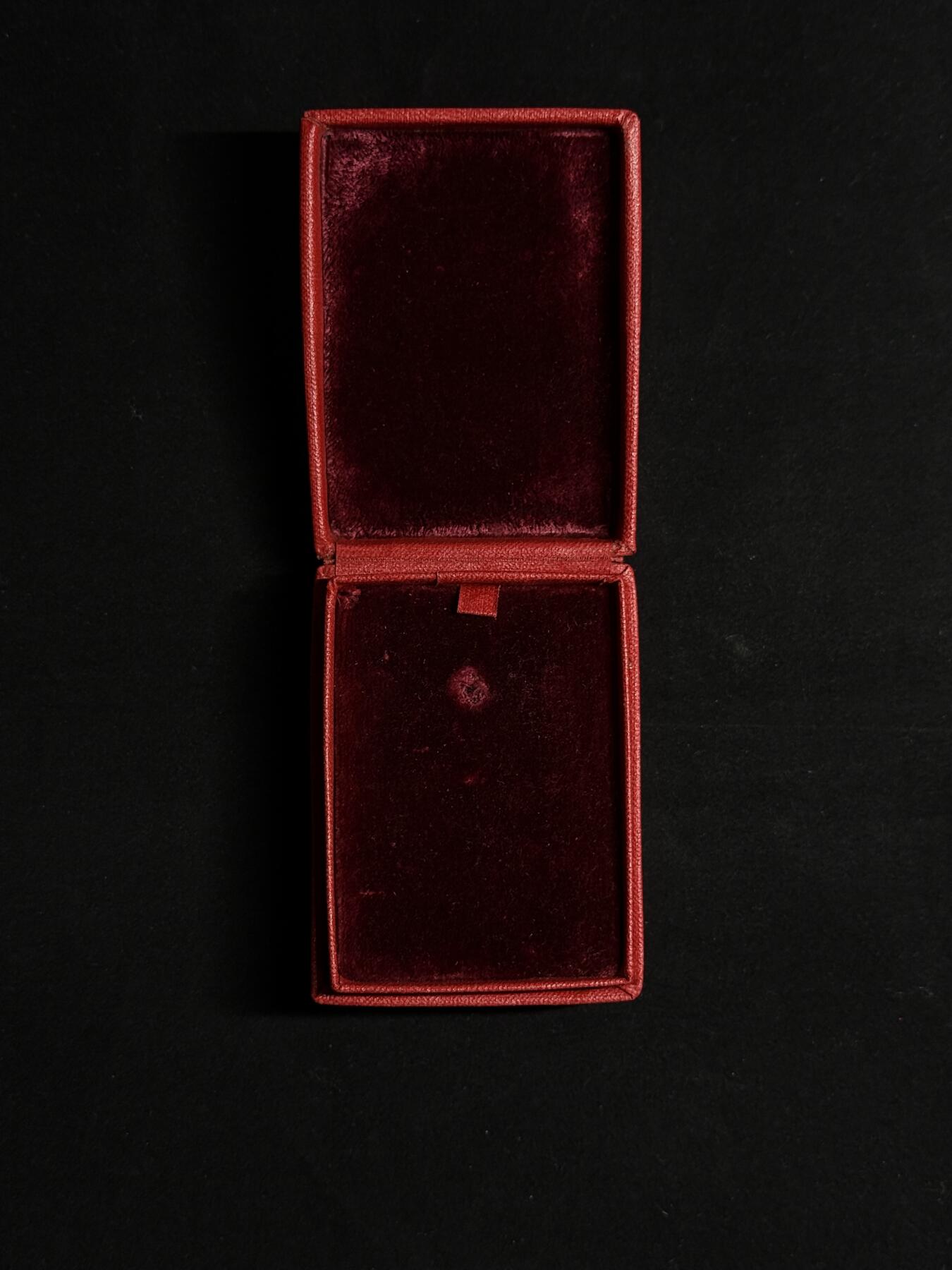 欢庆元旦！戎马世界章牌大赏第109期元旦大拍 苏联社会主义劳动英雄金星奖章，带原盒，号段6461，挂环处有修补焊接痕迹，授予乌兹别克斯坦牧羊人巴迪马诺夫.贾拜，该得主为二次小金星得主，非常少见