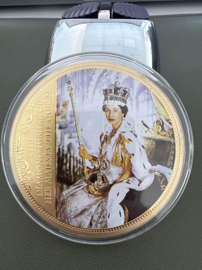 ❤️【币观天下】❤️ 第335期钱币拍卖- 2025.12.19周五晚上6点半场-长期征集拍品 - 英国伊丽莎白二世女王登基6周年彩色镀金精制70mm120克