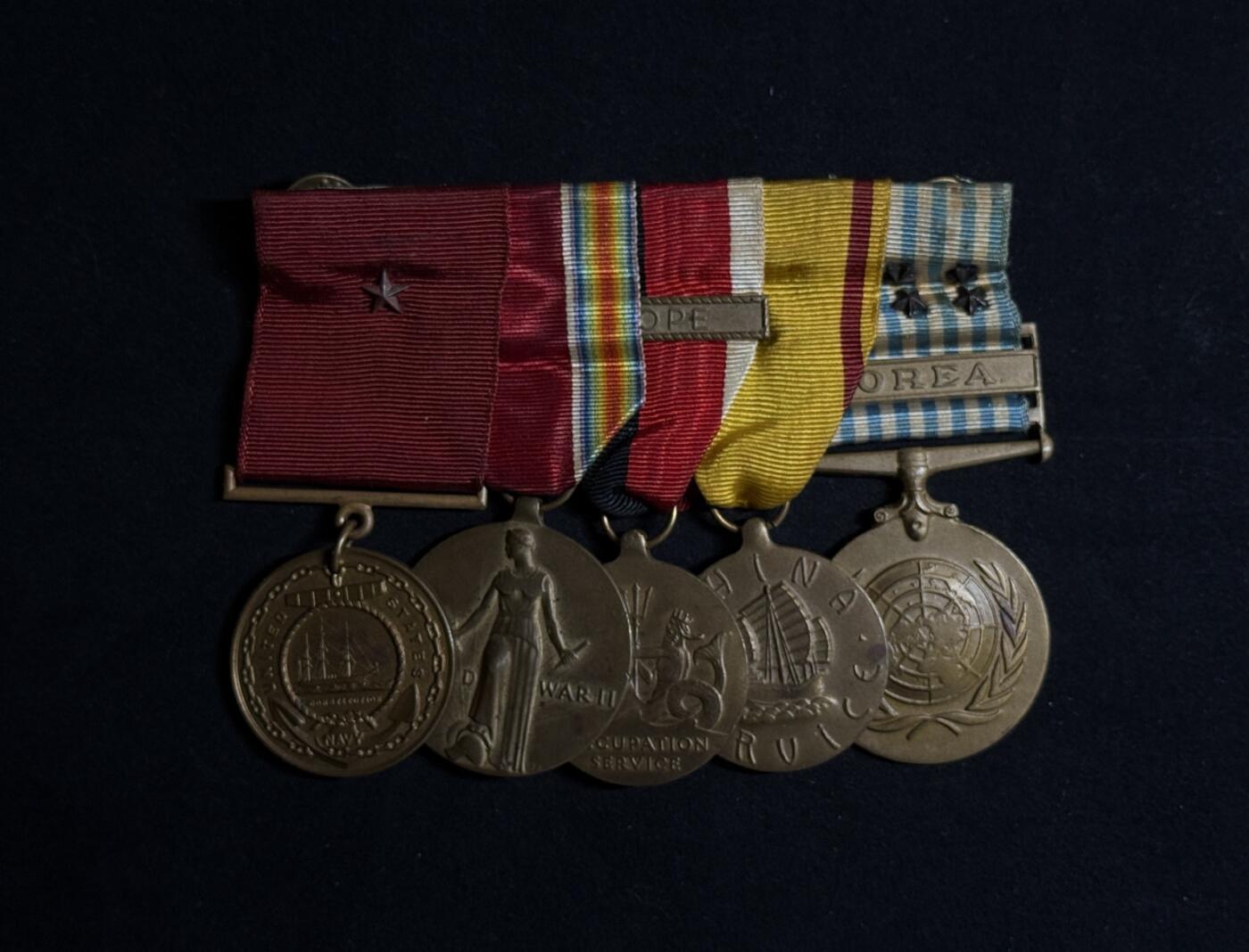 欢庆元旦！戎马世界章牌大赏第109期元旦大拍 美国海军联排与勋略布条，得主Jesus Palma曾于1948年起在俄勒冈城级重巡洋舰罗彻斯特号上服役，其服役期间在罗切斯特号上参与了掩护仁川登陆的炮击行动，后转至小鹰级航母美国号上服役