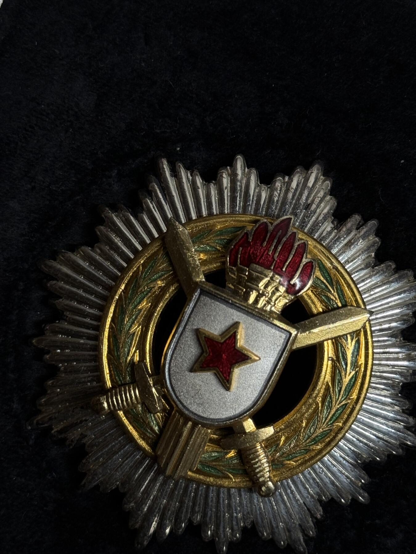 欢庆元旦！戎马世界章牌大赏第109期元旦大拍 南斯拉夫一级军事功勋勋章，盒略齐全