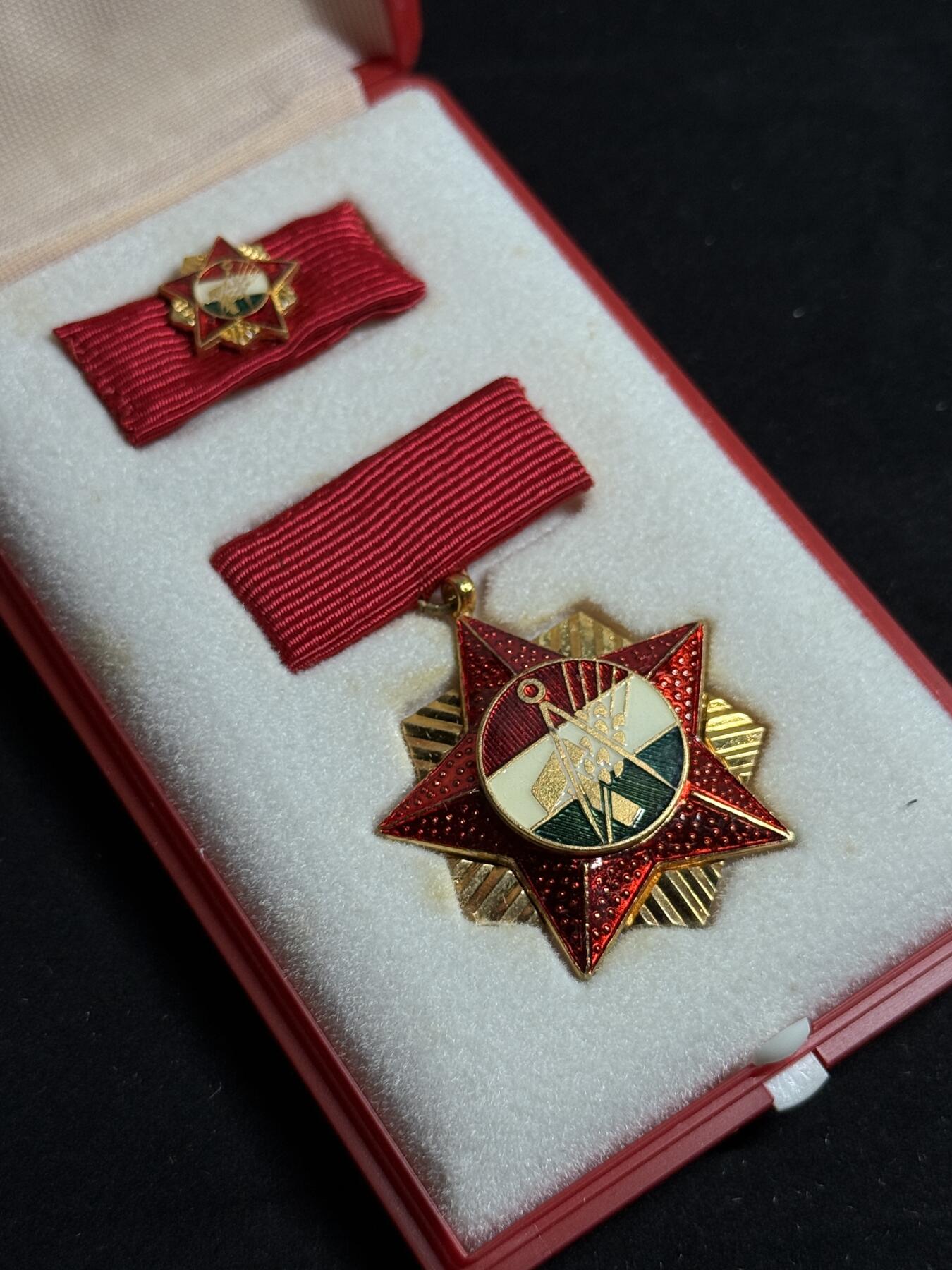 欢庆元旦！戎马世界章牌大赏第109期元旦大拍 匈牙利金级工会奖章，盒略齐全